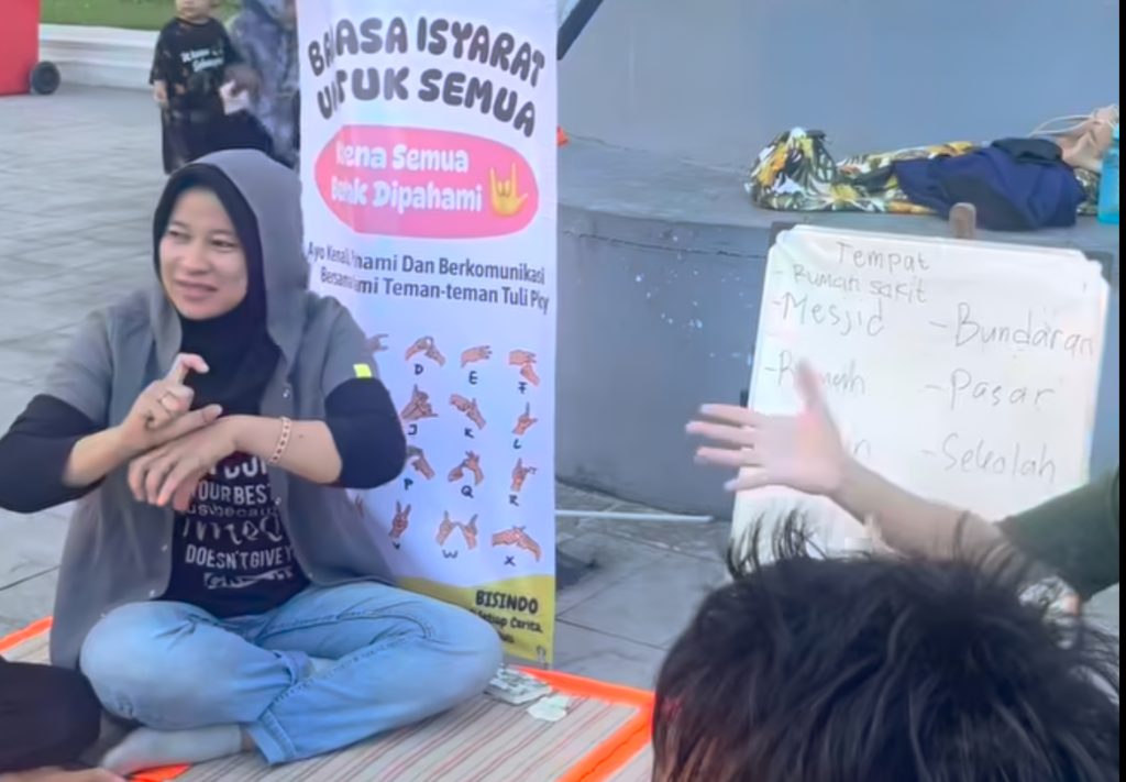 Tangan Berbicara, Hati Mendengarkan: Komunitas Humasarita Dorong Inklusivitas Lewat Bahasa Isyarat