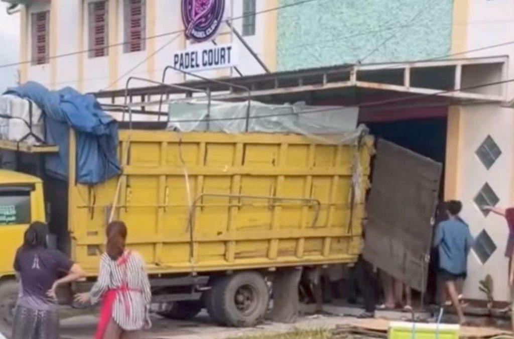 Diduga Sok Truk Bermasalah, Pekerja Tertimpa Muatan Kaca Saat Bongkar Muat di Sampit
