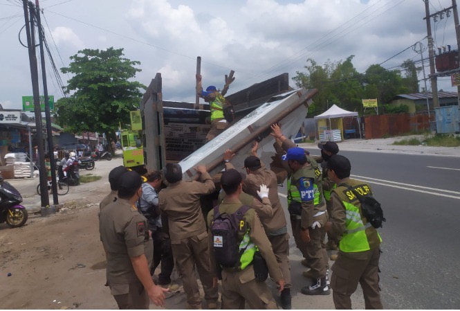 Satpol PP Tertibkan 25 Reklame Tak Berizin di Palangka Raya