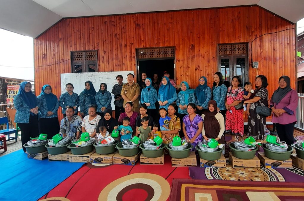 TP PKK Palangka Raya Salurkan Bantuan untuk Korban Kebakaran di Mendawai